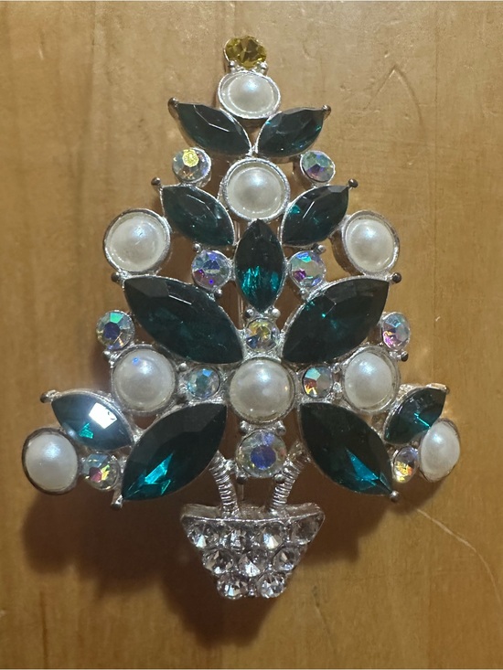 Avon Jewelry - Avon 2011 Christmas Tree Brooch